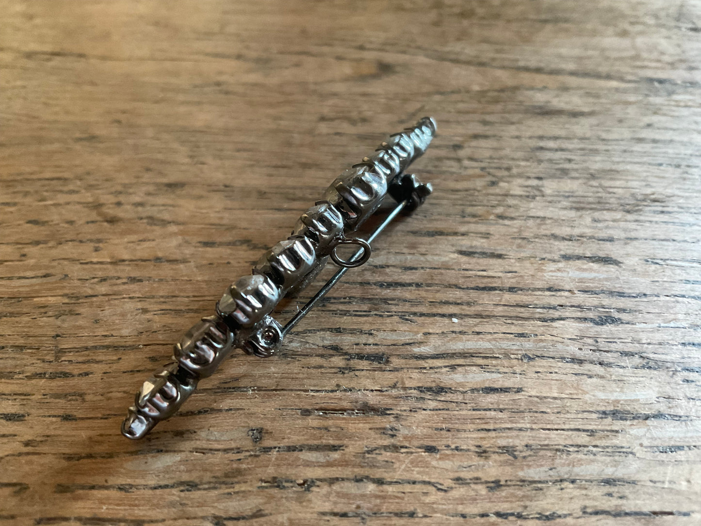 Wave shaped diamanté brooch