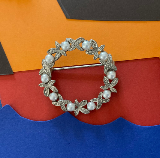 Silver tone ring brooch