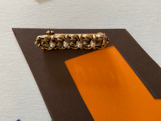 Pearl bar brooch