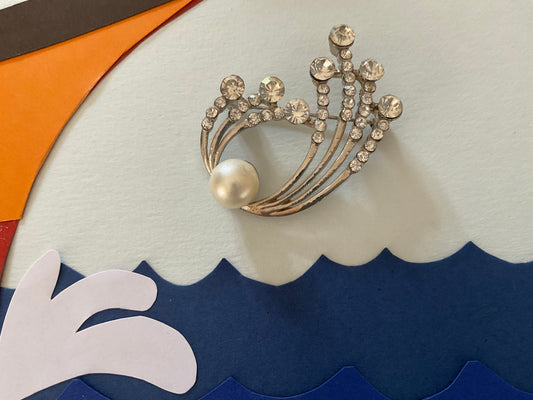Wave-splash brooch