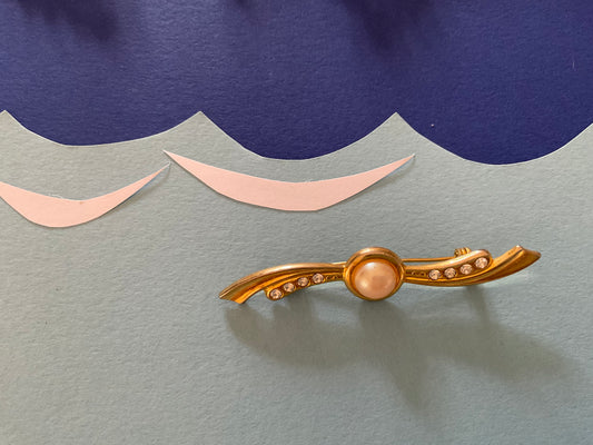 Gold tone wave brooch